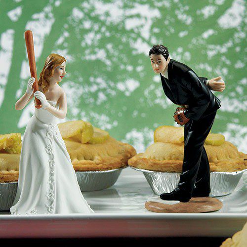 野球ファンの新郎新婦様にぴったりのケーキトッパーは結婚祝いにもお勧め